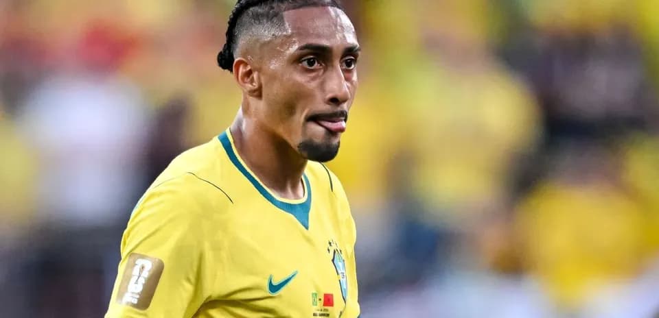 Joueur brésilien en maillot jaune sur le terrain