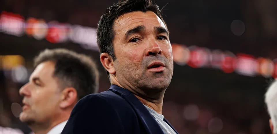 Homme observant un match depuis les tribunes