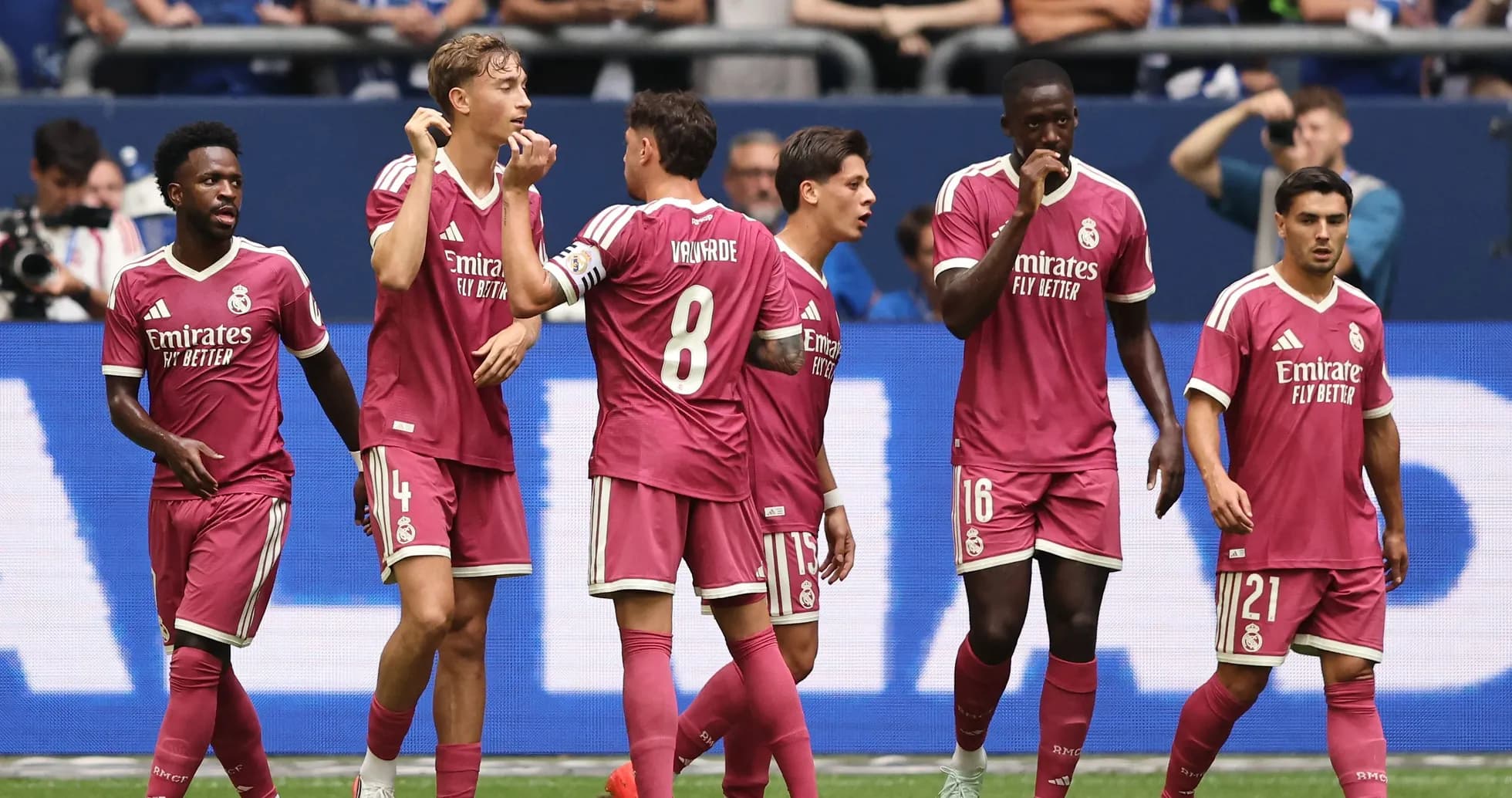 Joueurs du Real Madrid célébrant un but ensemble