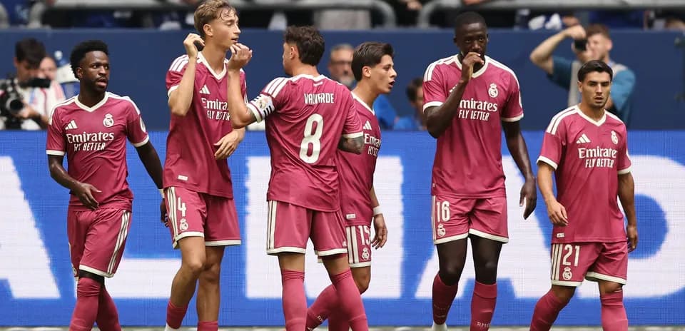Joueurs du Real Madrid célébrant un but ensemble