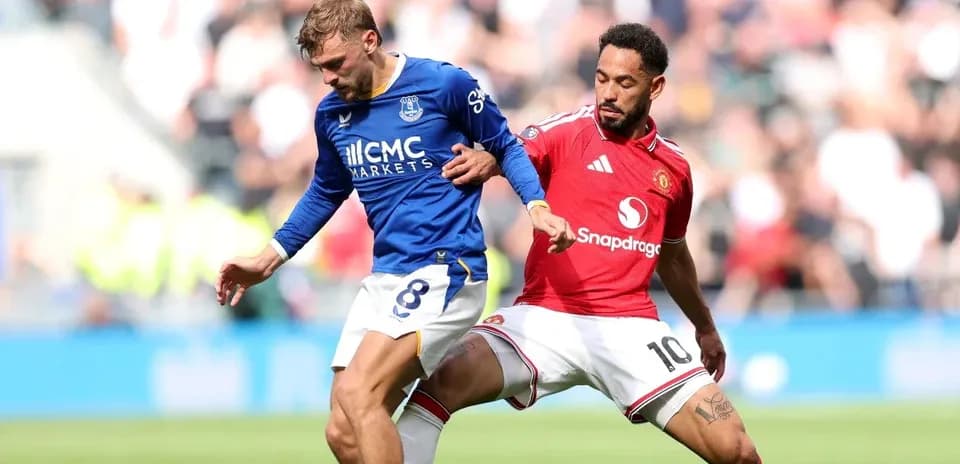 Joueur d'Everton et de Manchester United en duel