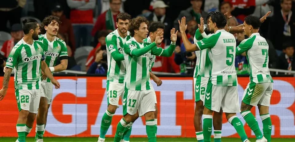 Joueurs de Real Betis célébrant un but ensemble