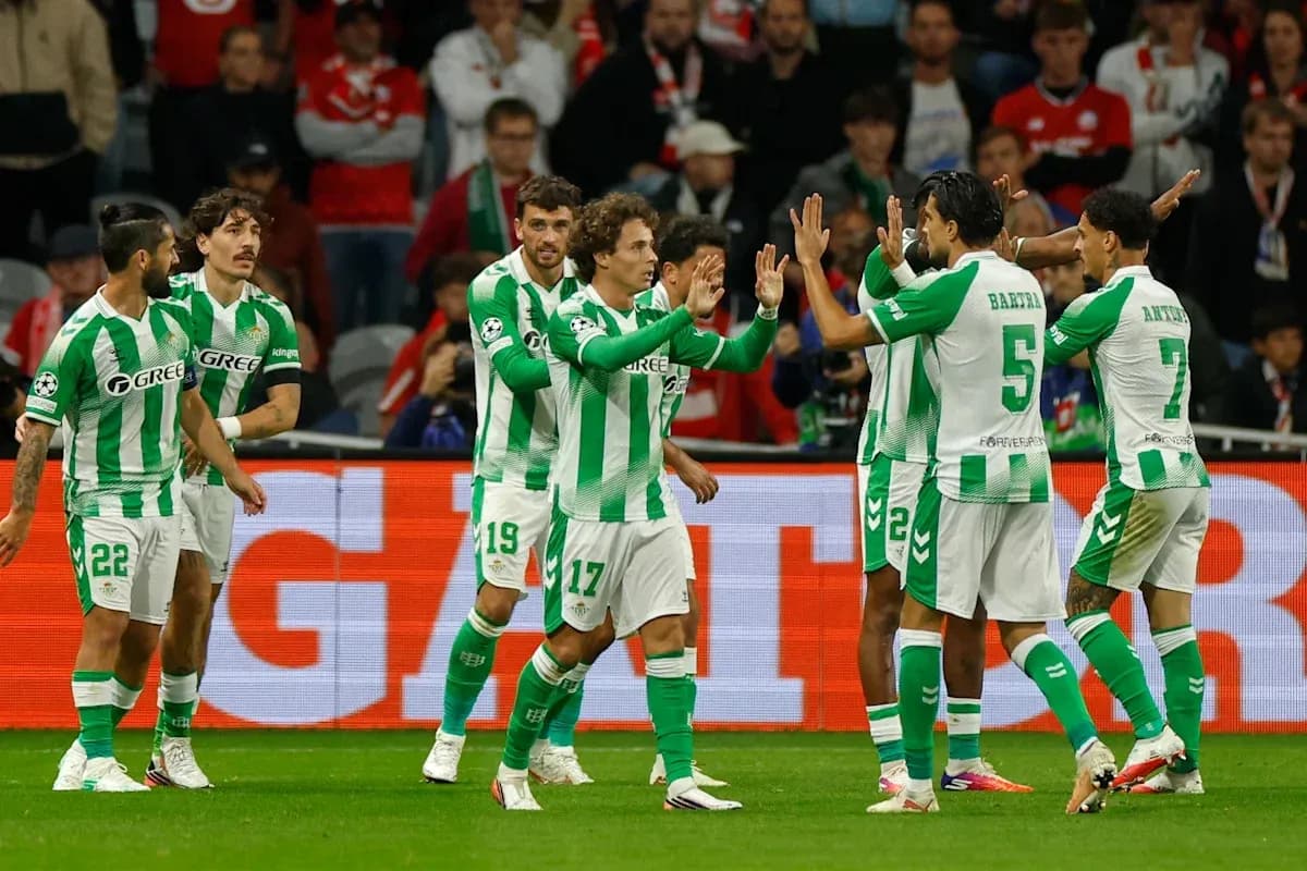 Joueurs de Real Betis célébrant un but ensemble