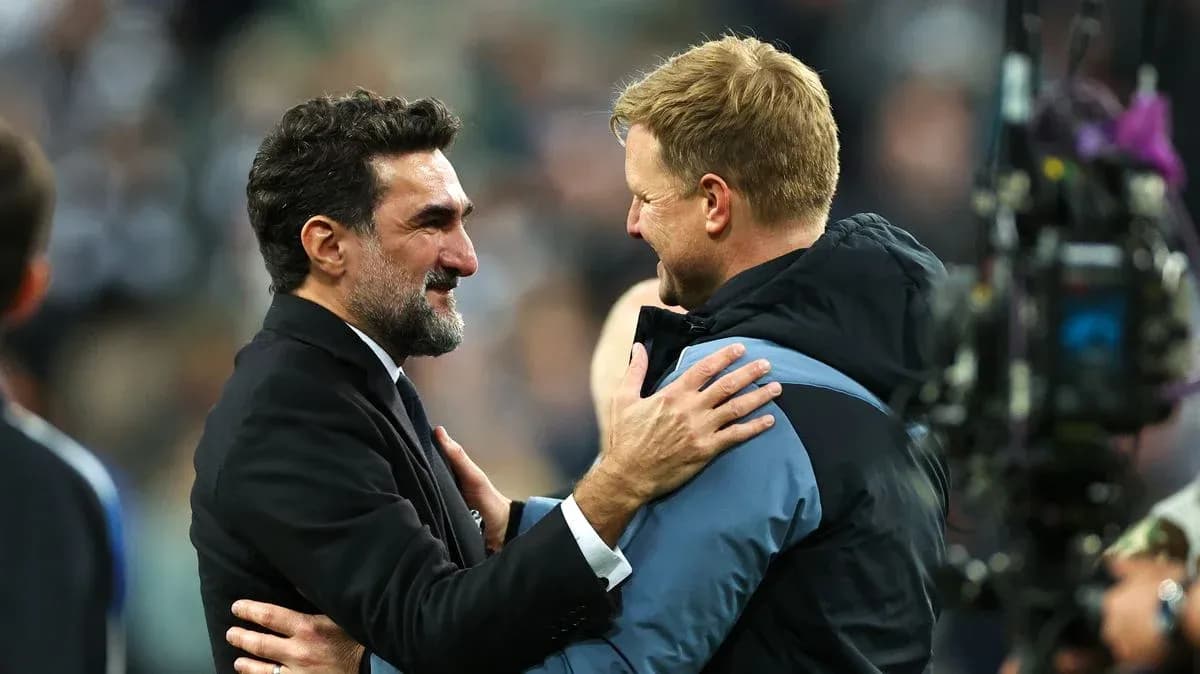 Deux entraîneurs se serrant la main après le match