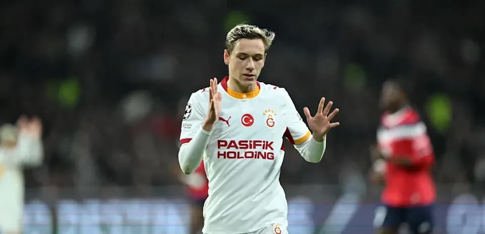 Joueur de Galatasaray gesticulant sur le terrain