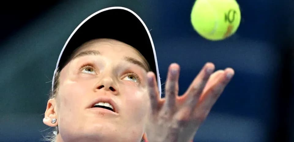Joueuse de tennis servant avec balle en l'air