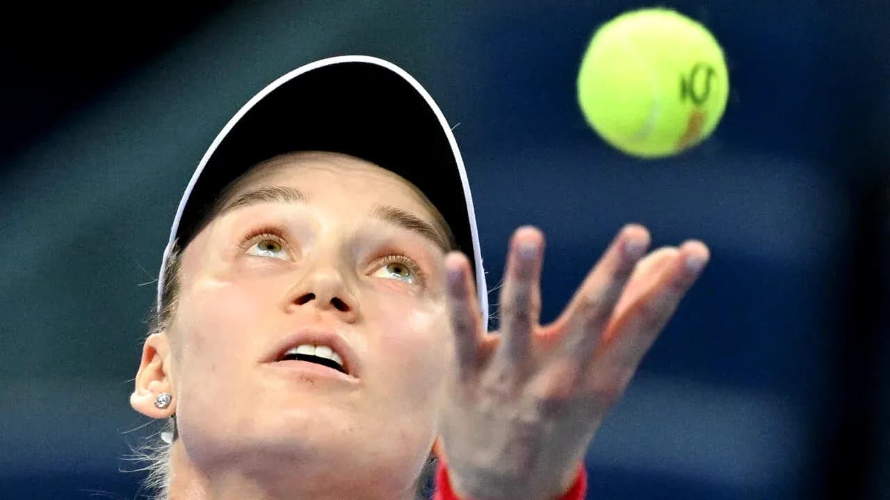 Joueuse de tennis servant avec balle en l'air