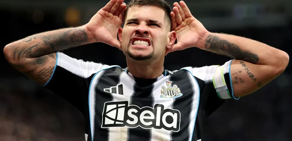 Joueur de Newcastle célébrant avec les mains aux oreilles
