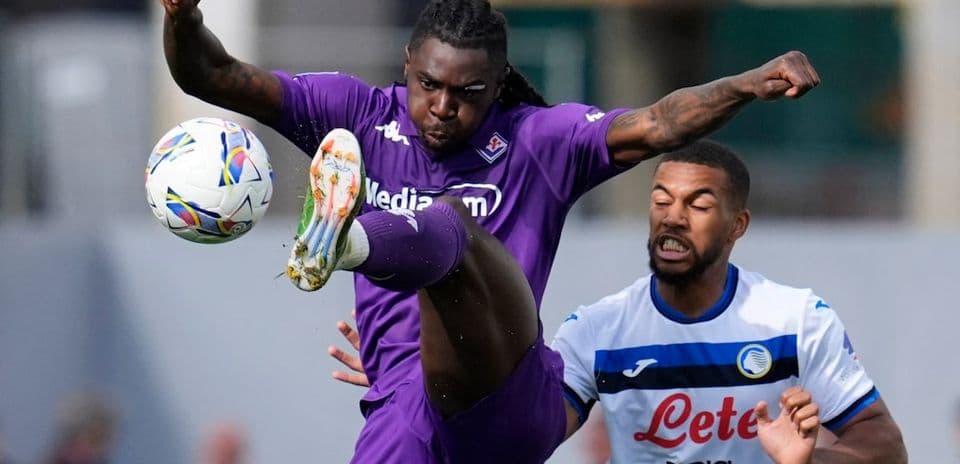 Joueur de la Fiorentina en action contre Atalanta