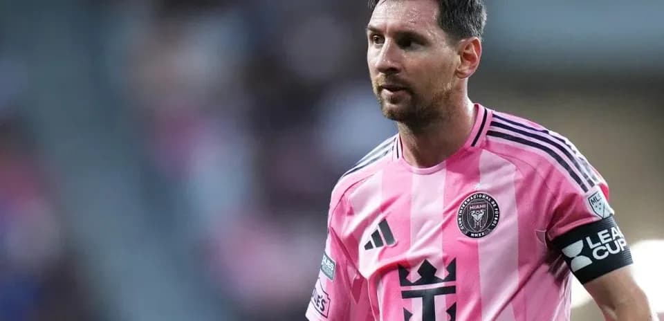 Lionel Messi en maillot rose d'Inter Miami sur le terrain