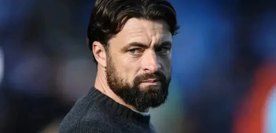 Entraîneur observant le match depuis la ligne de touche