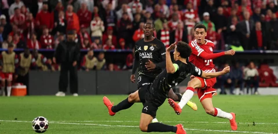 Joueur de Bayern Münchens tirant au but