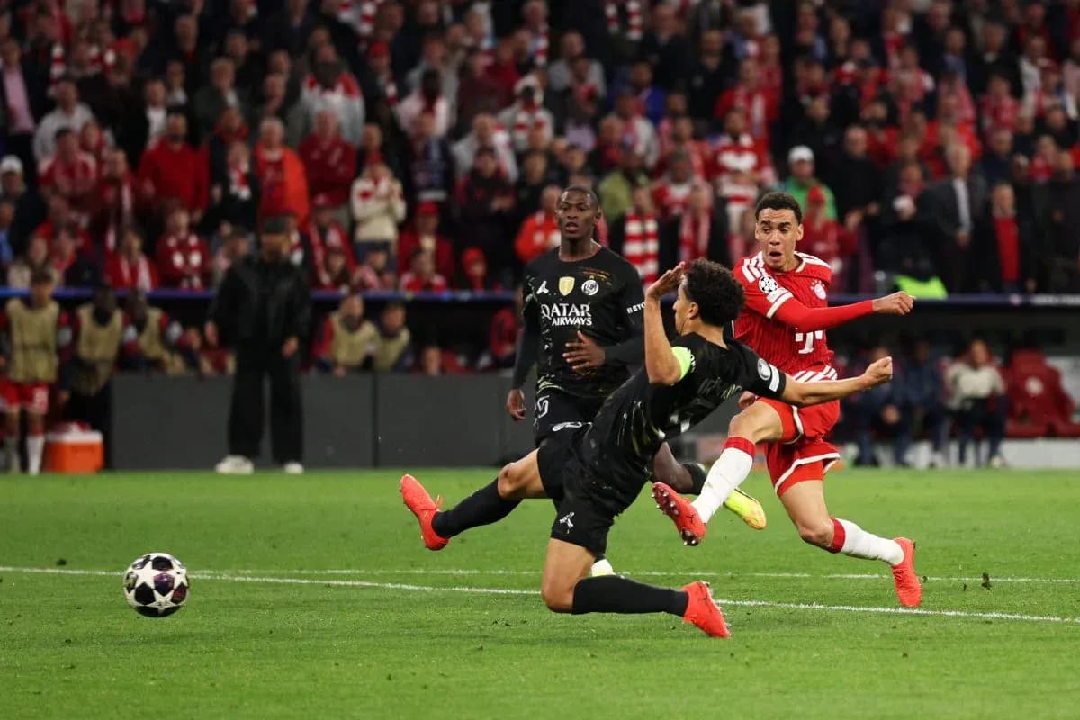 Joueur de Bayern Münchens tirant au but