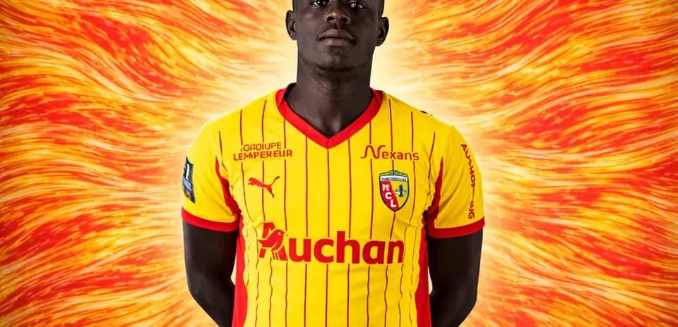Joueur en maillot jaune et rouge sur fond éclatant