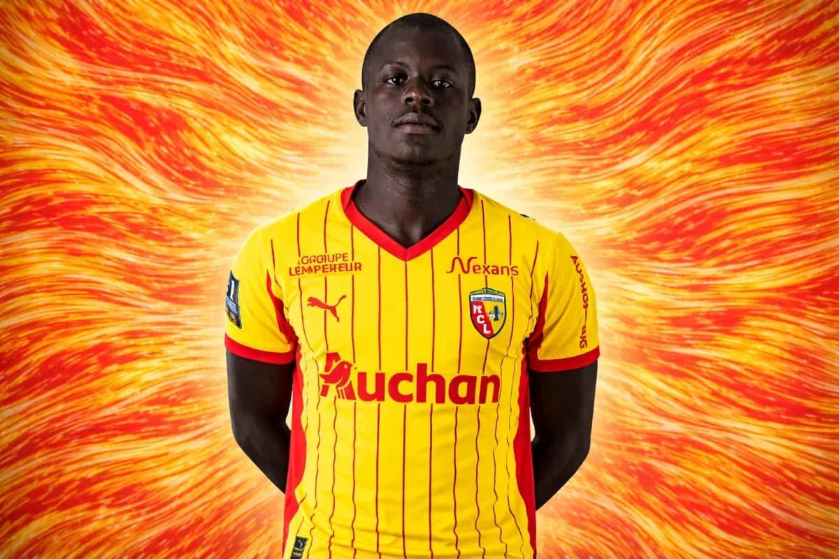 Joueur en maillot jaune et rouge sur fond éclatant