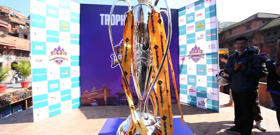 Trophée de football exposé avec des banderoles