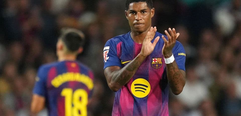 Joueur du FC Barcelone applaudissant sur le terrain