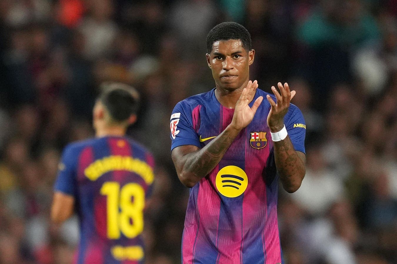 Joueur du FC Barcelone applaudissant sur le terrain