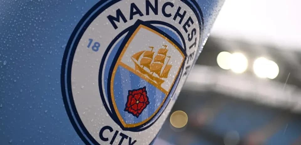 Logo de Manchester City avec des gouttes de pluie
