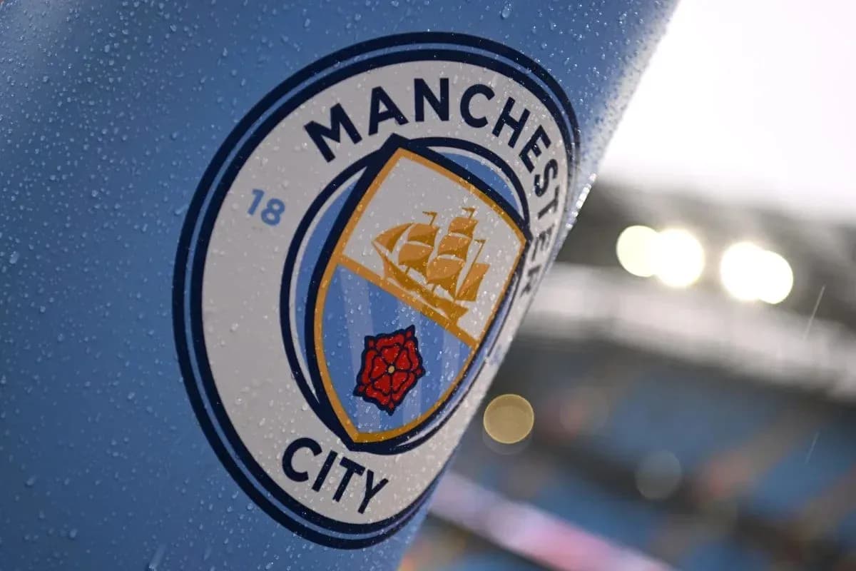 Logo de Manchester City avec des gouttes de pluie