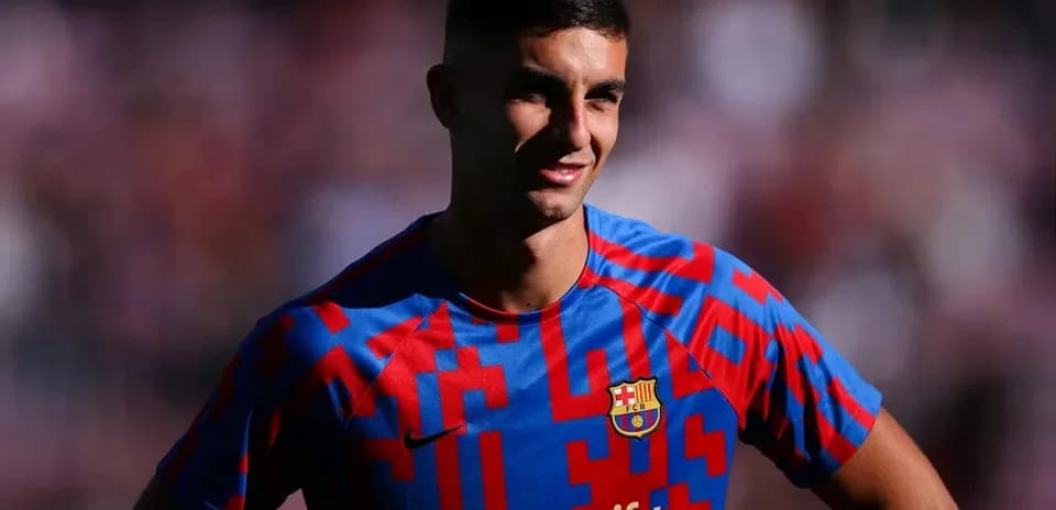 Joueur de Barcelone posant en maillot coloré