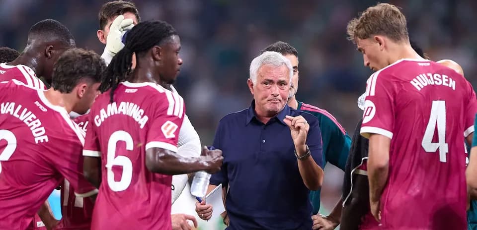 Entraîneur discutant avec joueurs lors d'une pause