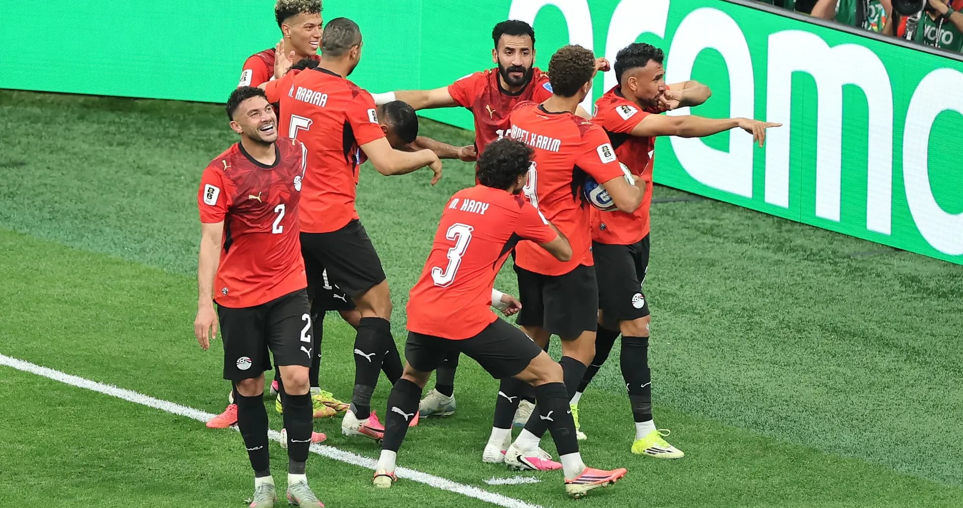 Joueurs égyptiens célébrant un but sur le terrain