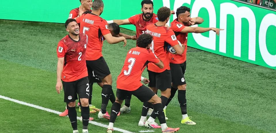 Joueurs égyptiens célébrant un but sur le terrain