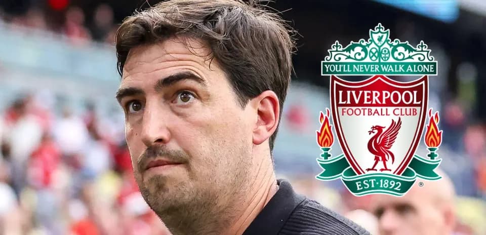 Entraîneur de Liverpool devant le logo du club