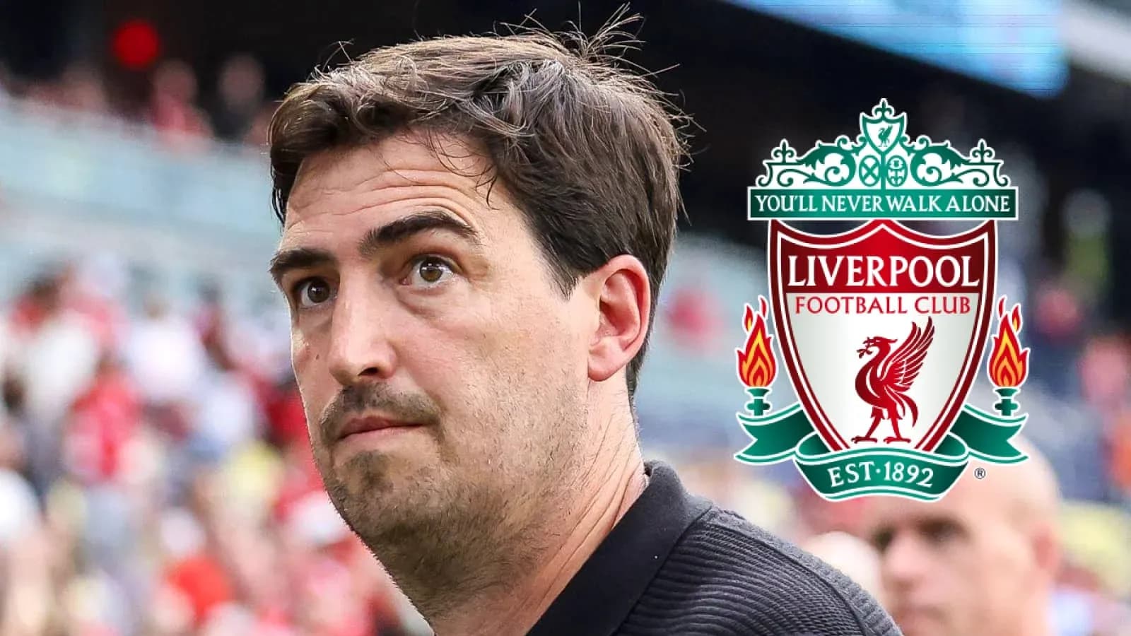 Entraîneur de Liverpool devant le logo du club