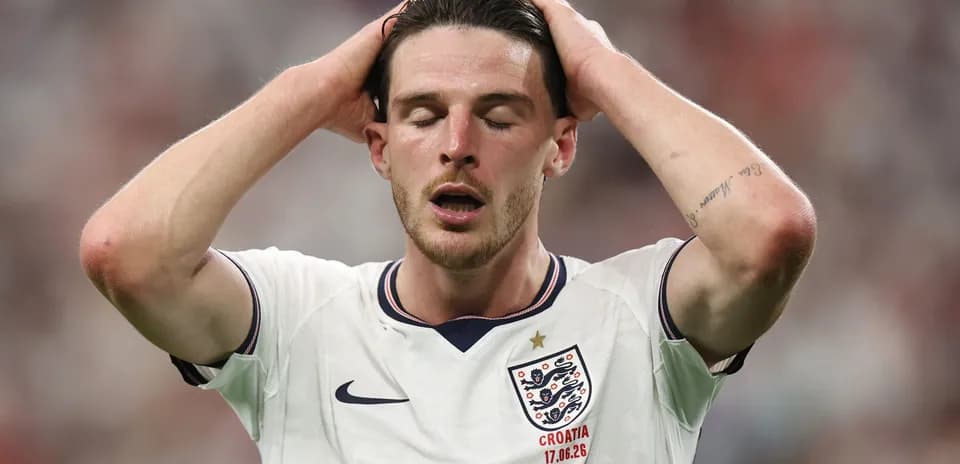 Joueur d'Angleterre se tenant la tête sur le terrain