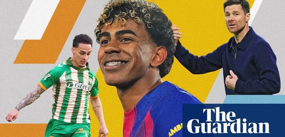 Trois joueurs de football sur fond coloré