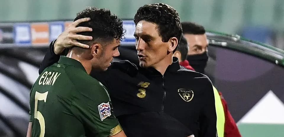 Deux joueurs discutant sur le terrain après le match
