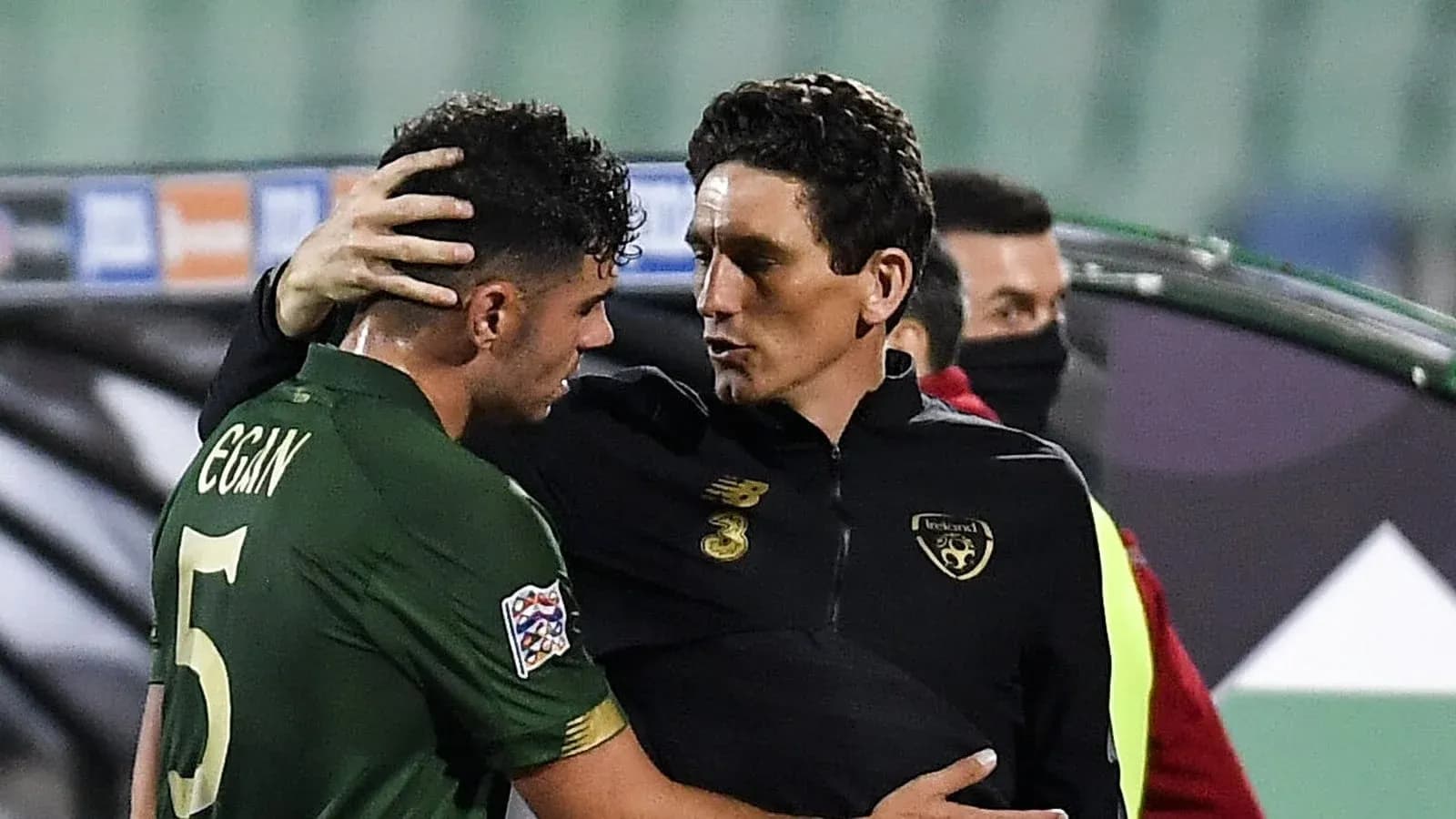 Deux joueurs discutant sur le terrain après le match