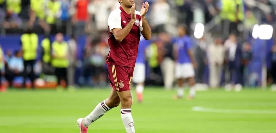 Joueur espagnol applaudissant les supporters après le match