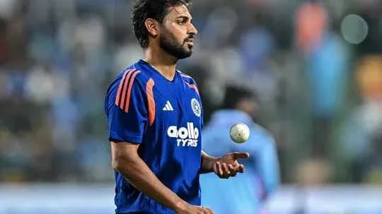 Joueur en entraînement tenant une balle de cricket