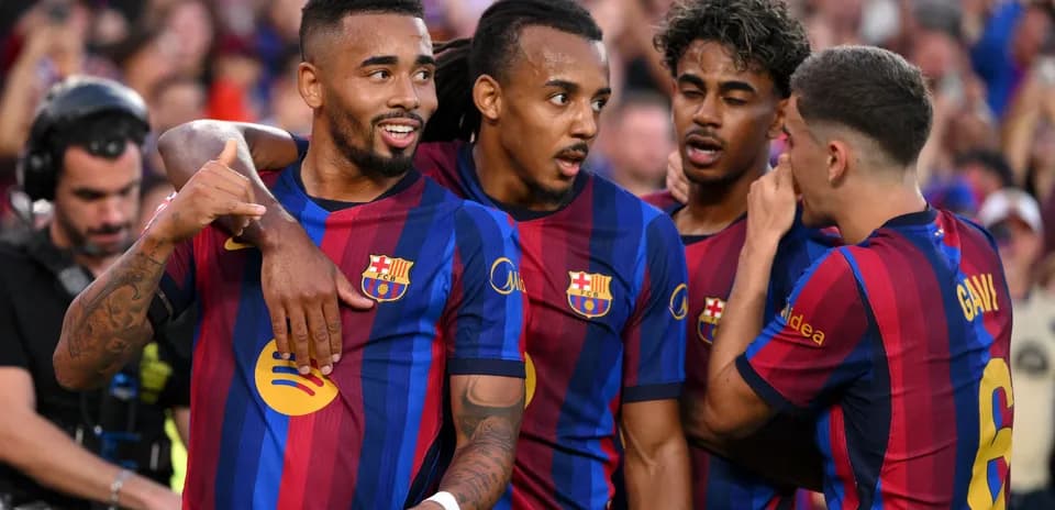 Joueurs du FC Barcelone célébrant un but ensemble