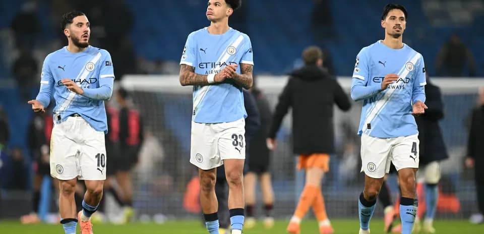Joueurs de Manchester City applaudissant après le match