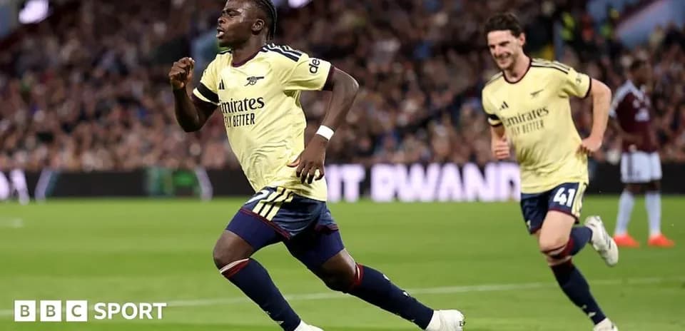 Joueur d'Arsenal célébrant un but avec coéquipier