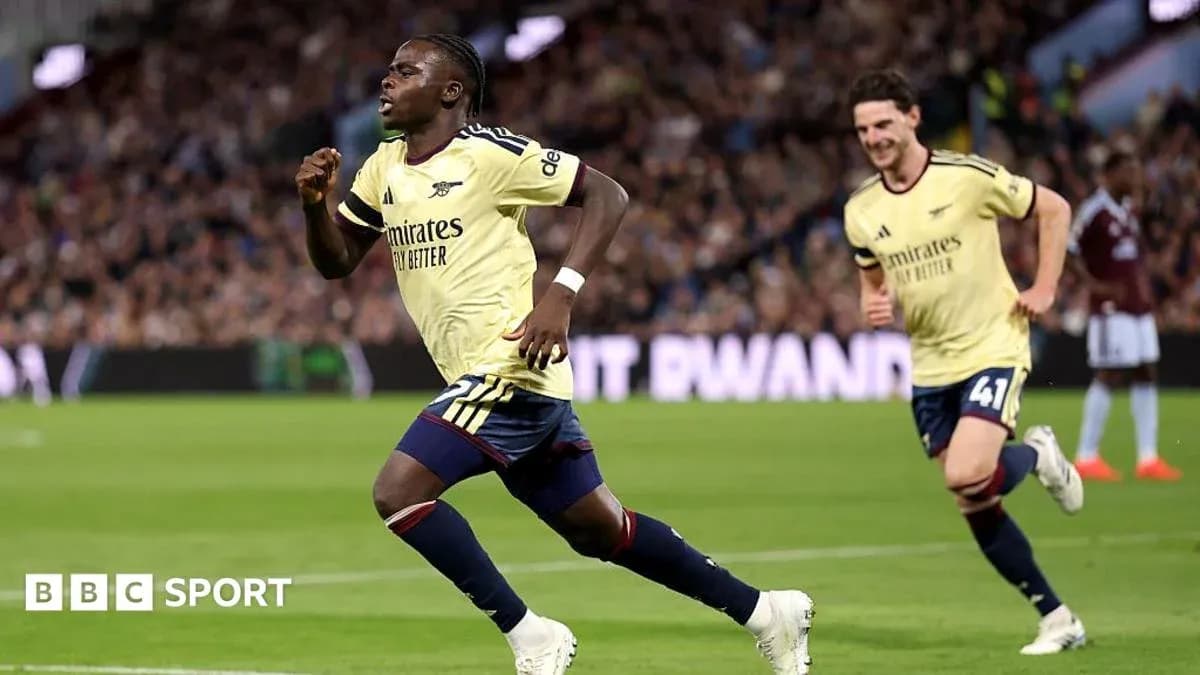 Joueur d'Arsenal célébrant un but avec coéquipier