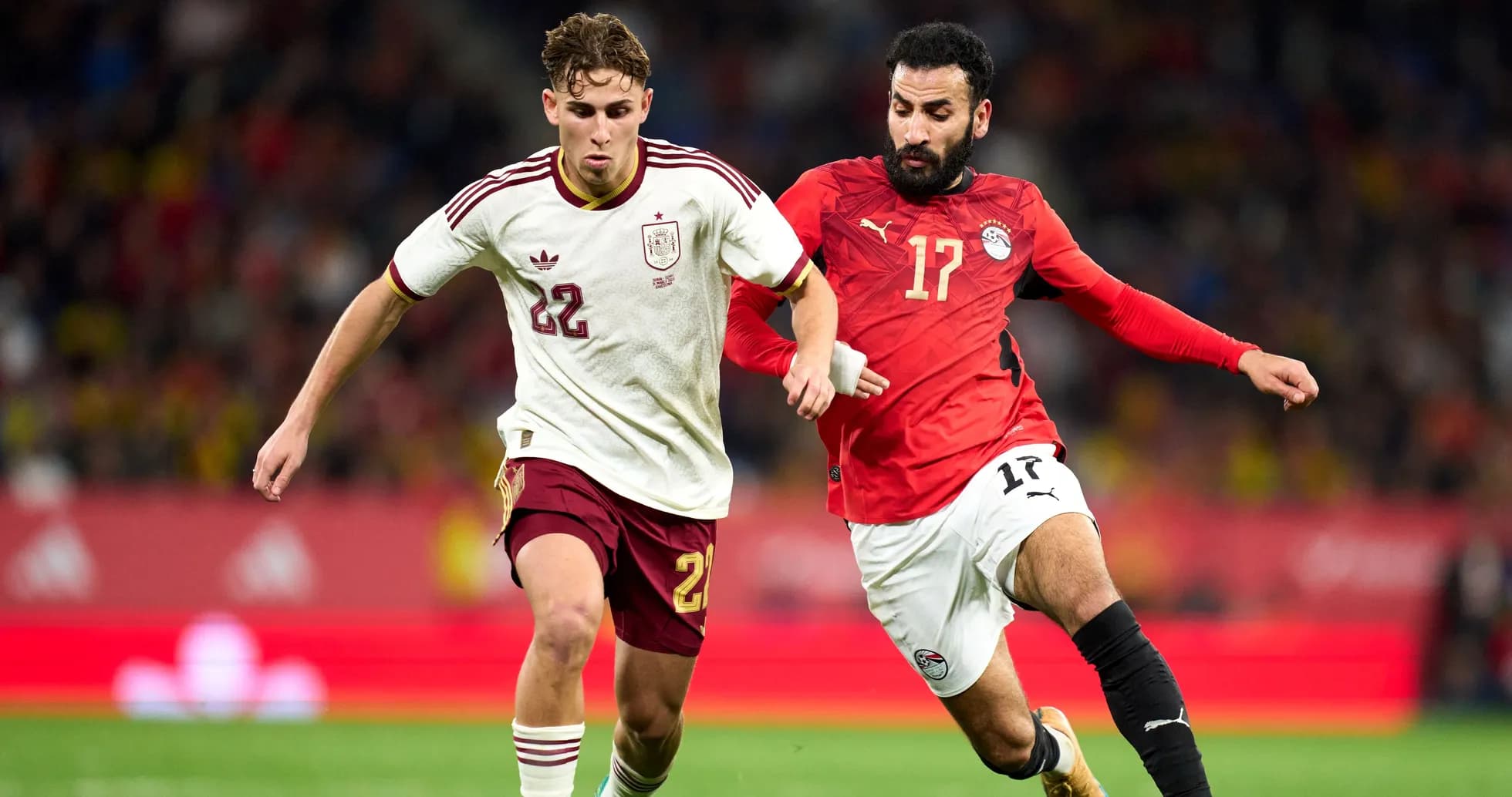 Deux joueurs en action lors d'un match de football