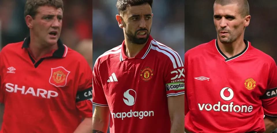Trois joueurs de Manchester United en maillot rouge