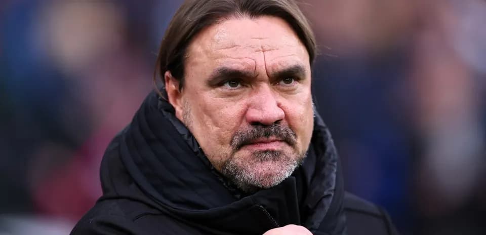 Entraîneur observant le match depuis le bord du terrain