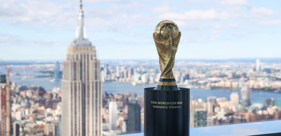 Trophée de la Coupe du Monde FIFA avec skyline en arrière-plan