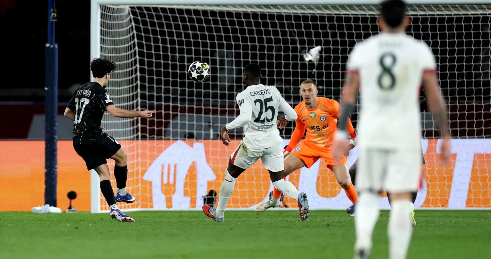 Un tir de Vitinha pendant le match