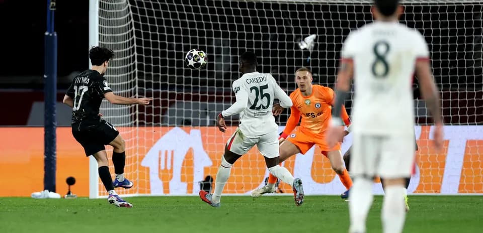 Un tir de Vitinha pendant le match