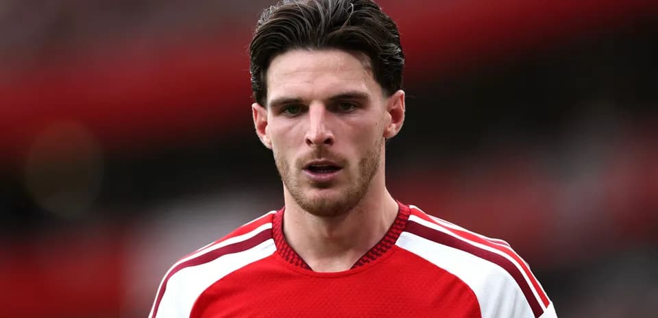 Joueur d'Arsenal en maillot rouge sur le terrain