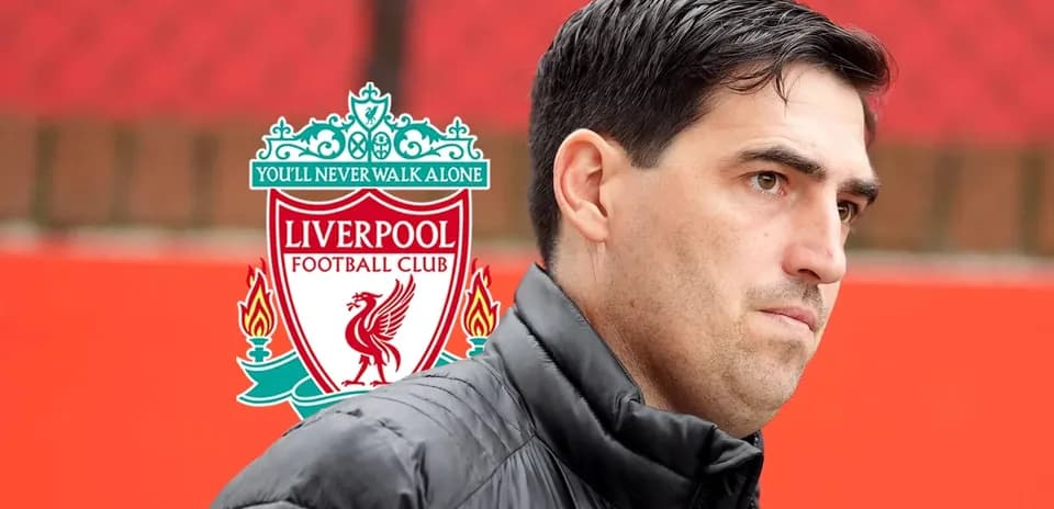 Entraîneur devant le logo de Liverpool FC
