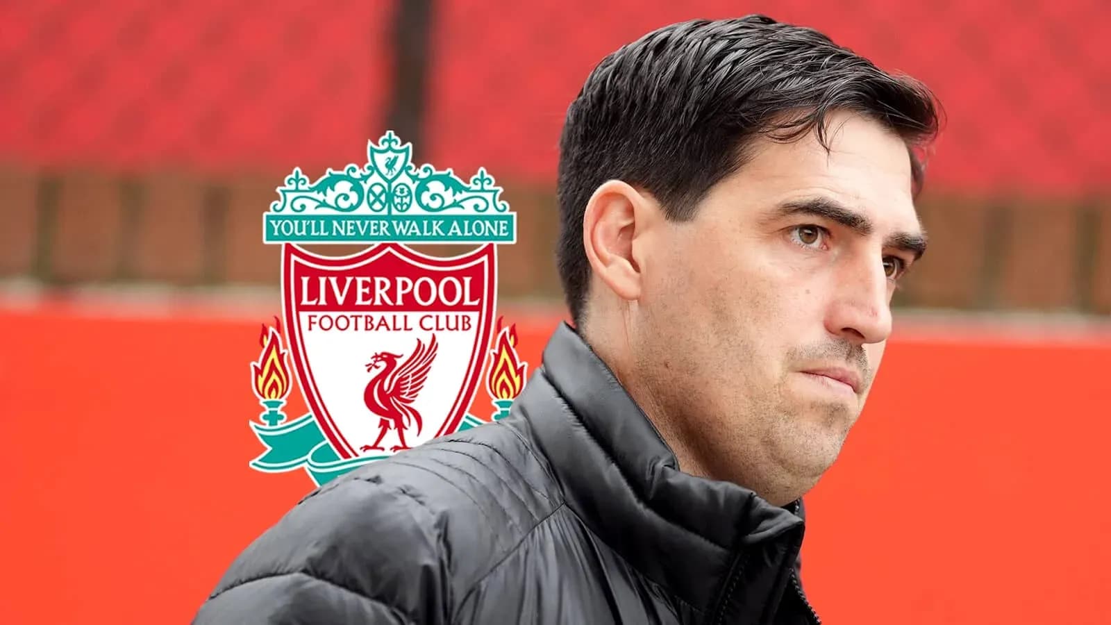 Entraîneur devant le logo de Liverpool FC