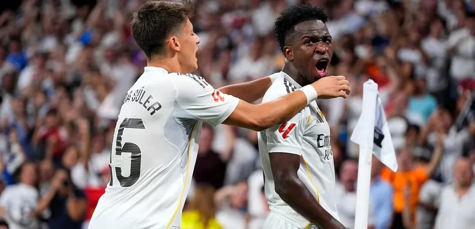 Vinícius et son coéquipier célèbrent un but